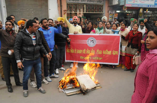 Union protests lathicharge on teachers in Ropar