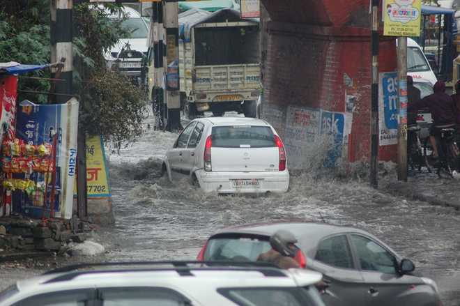 Waterlogging brings traffic to a halt in Doon, Haridwar