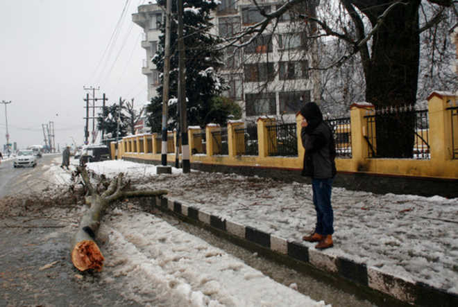 Heavy snow cuts off Kashmir valley; highway, airport shut