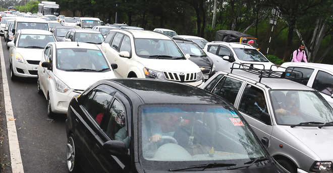 Commuters brave traffic snarls in the city