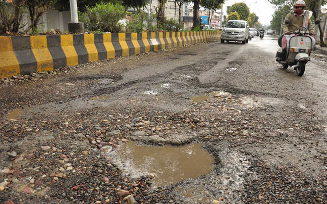 Rain leaves potholed roads in city : The Tribune India