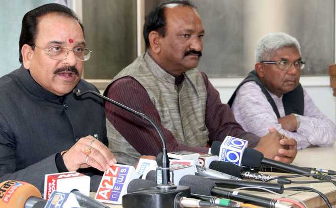 Bhatt takes on CM over liquor policy