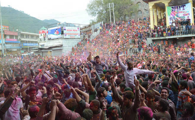 Holi celebrated with enthusiasm in Kangra