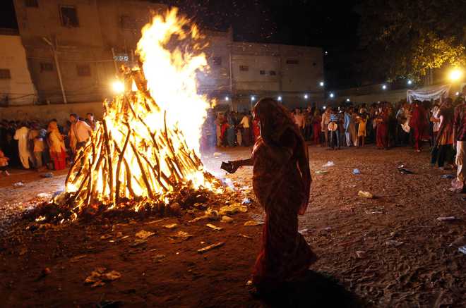 Human shield to protect Hindus celebrating Holi in Pakistan
