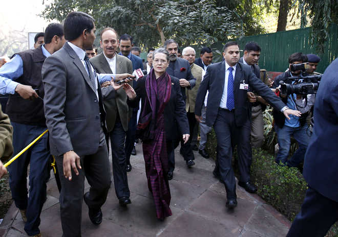 Sonia leads Cong''s solidarity march for Manmohan Singh