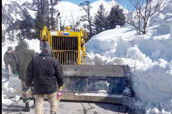 Snow-clearing work on Manali-Leh road begins