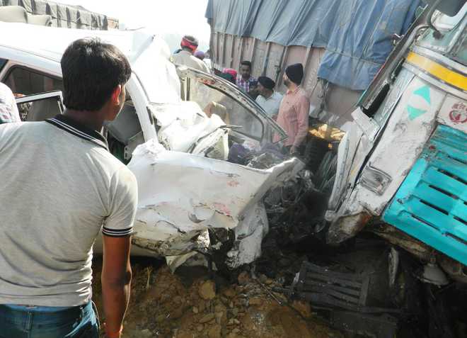 Eight killed in road mishap in Punjab