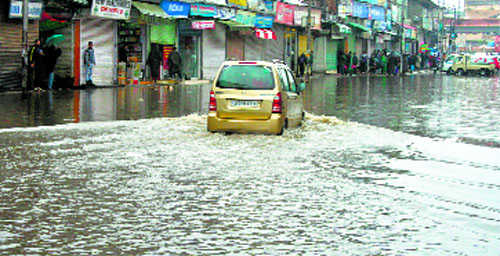 Flood alert in Srinagar as heavy rain lashes Valley