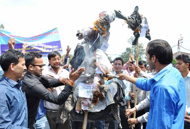 Sacked workers burn effigies of MPs