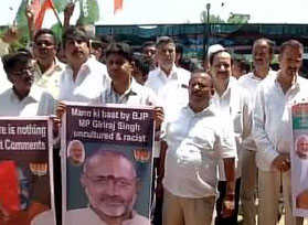 Cong workers protest Giriraj''s remarks