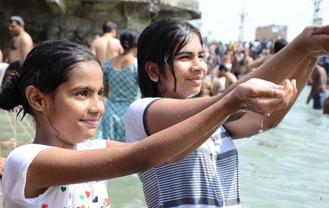 Mesh Sankranti: Pilgrims take dip in Ganga