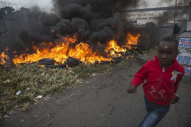 30 detained as xenophobic attacks simmer in S Africa