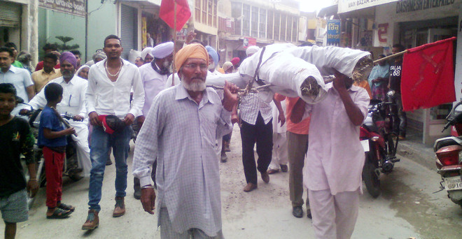 Activists burn CM’s effigy at suicide spot