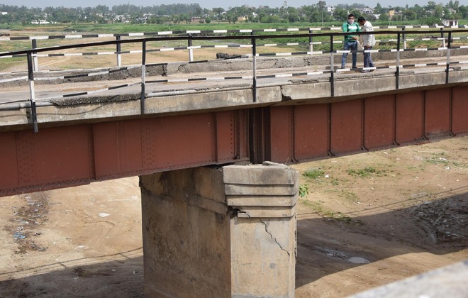 Residents fear collapse of Balol Bridge as pillar develops cracks