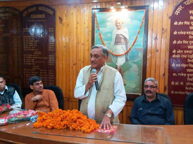 Bahuguna targets CM, counsels him to focus on earlier projects