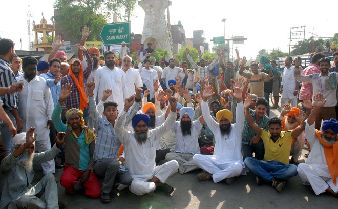 Agencies yield to protests in Amritsar, start buying wheat