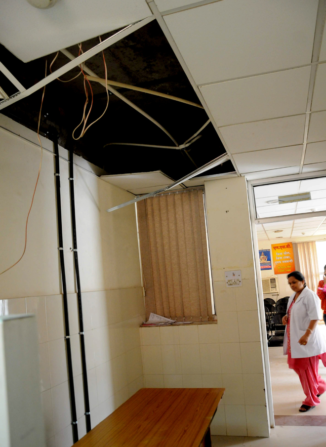 2 injured as false ceiling caves in - The Tribune