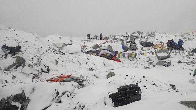 Rescue teams airlift climbers stranded at Mount Everest