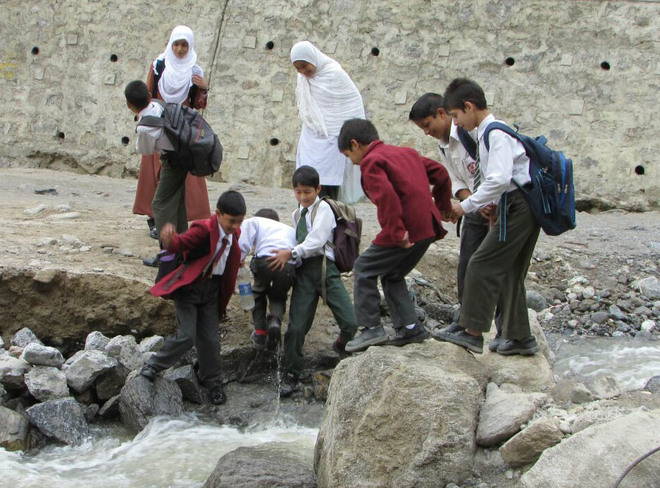 Kids risk lives on way to Doda schools