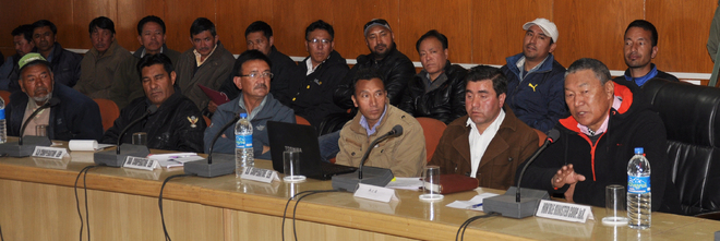 Minister reviews working of cooperatives in Leh