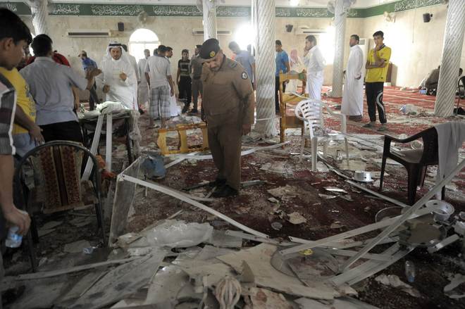 Bomber strikes Saudi Shia mosque, 21 dead