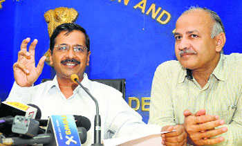 Centre lets Jung prevail, Kejri angry