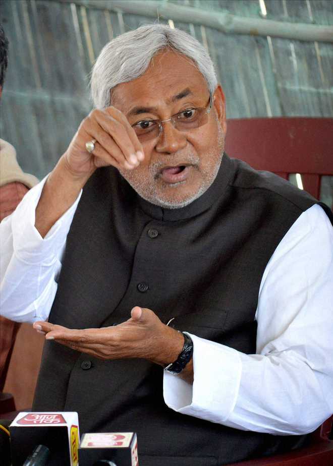 Nitish meets Mulayam on differences over Manjhi