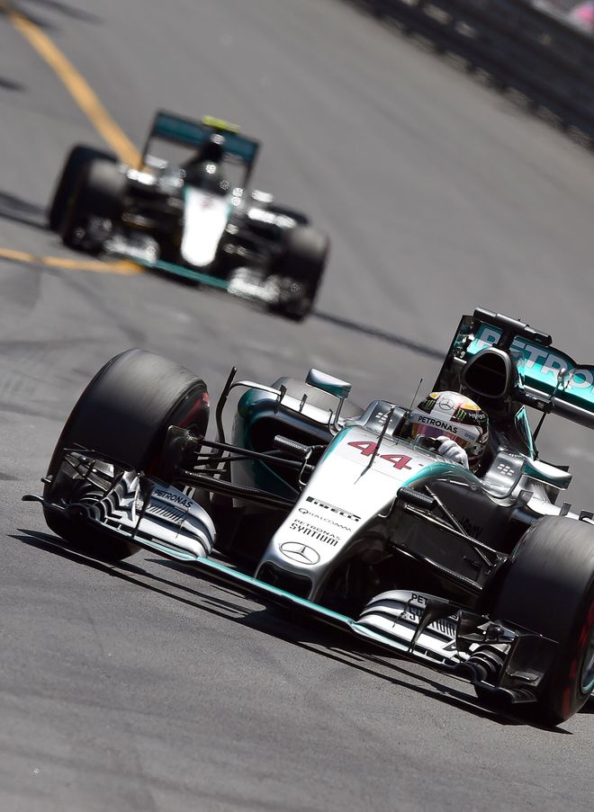 Rosberg celebrates Hamilton mistake
