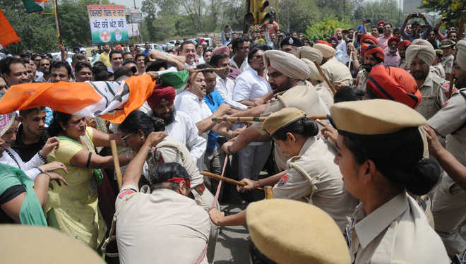 Congress worksrs protest ‘anti-people'' policies of Punjab Govt
