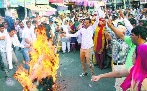 Angry guest teachers burn Dhankar’s effigy in Karnal