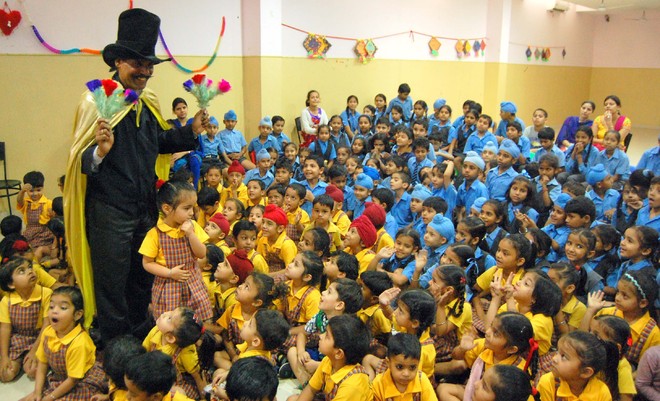 Magician mesmerises students : The Tribune India