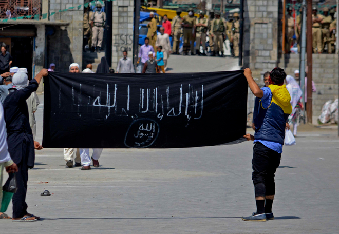 ISIS, Pak flags raised after Mirwaiz sermon in Srinagar