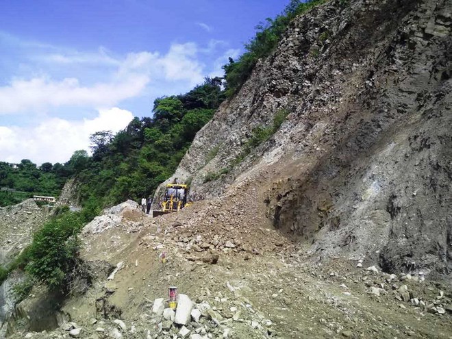 Landslides block road to Gangotri