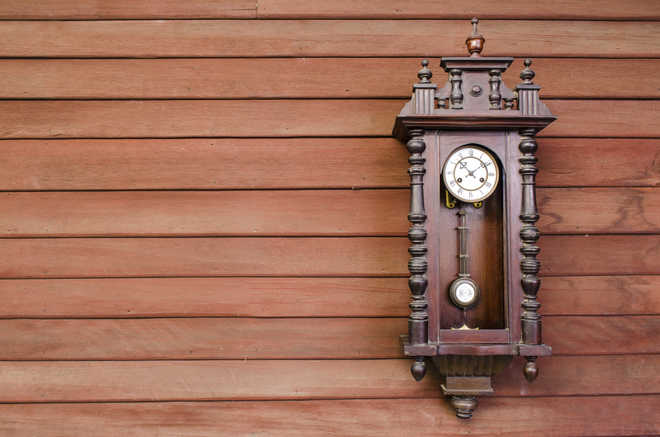 Why pendulum clocks synchronise over time?