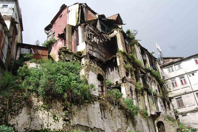 Mussoorie citizens forced to live in unsafe buildings