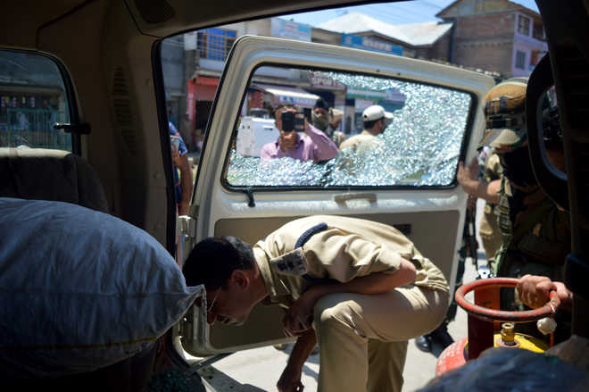 Eight injured in Kashmir grenade blast