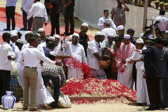 People''s President Kalam laid to rest; thousands bid teary adieu