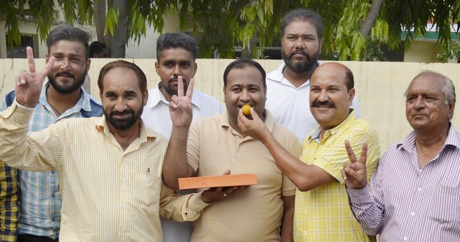 Angad Dutta with supporters in Jalandhar — The Tribune, 24 July 2015