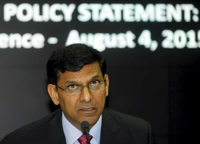 Rajan maintains status quo, wants banks to cut rates