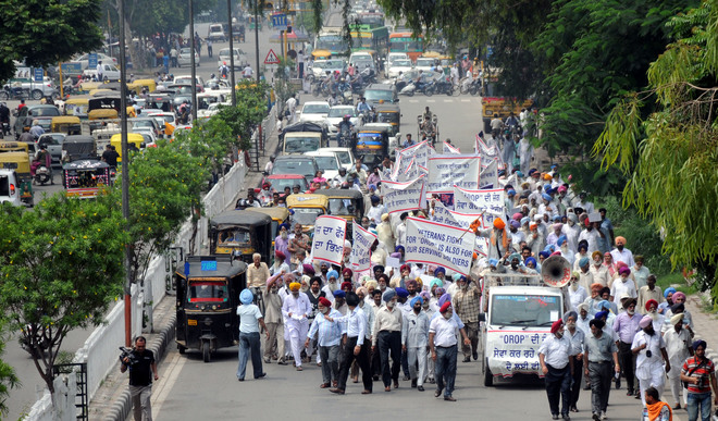 Ex-servicemen flood streets, press for one rank, one pension