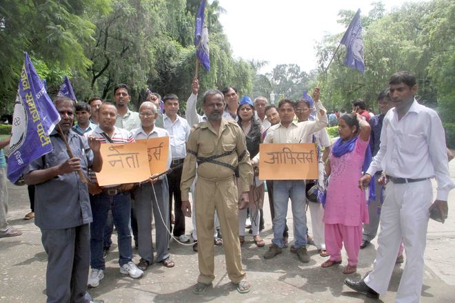 BSP workers for payment of dues to cops