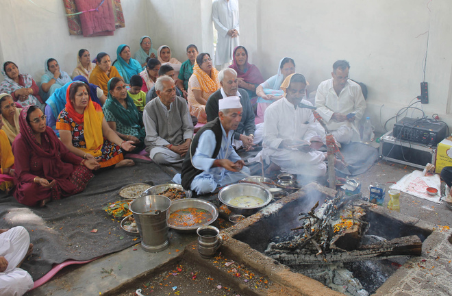 Kashmiri Pandits attend annual ritual at Shiva temple in Shopian district