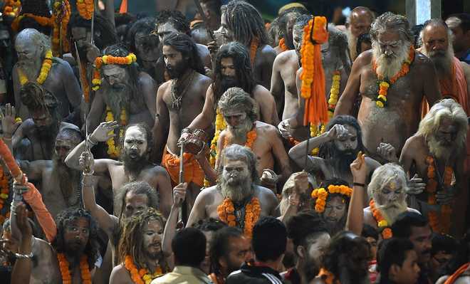 Thousands take holy dip during first ''shahi snan''