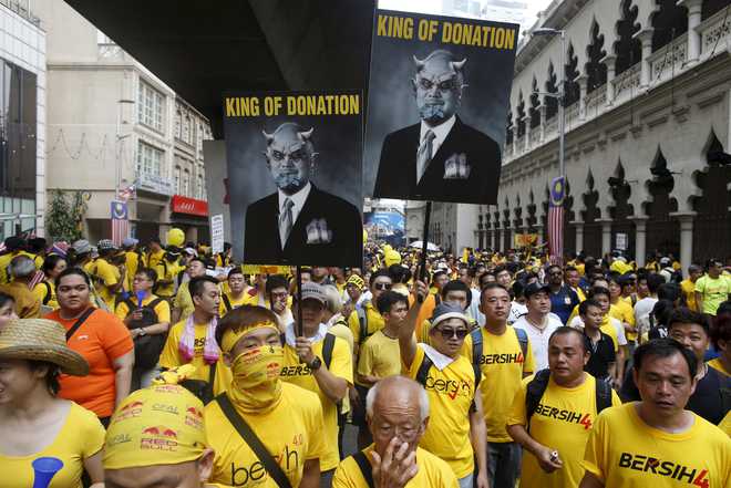 Malaysians rally to pile pressure on Malaysia''s PM