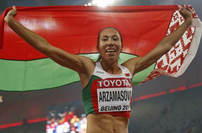 Arzamasova holds on for 800 metres world title