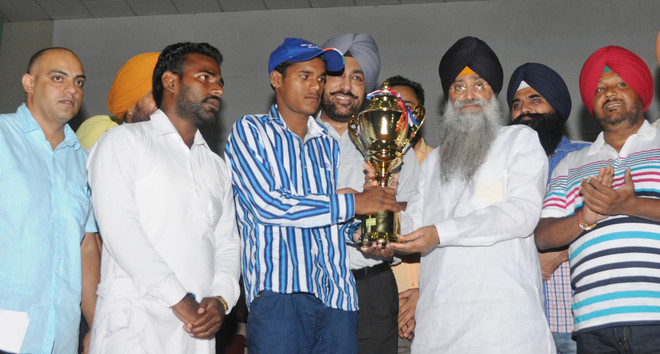 383 sportspersons given cash awards