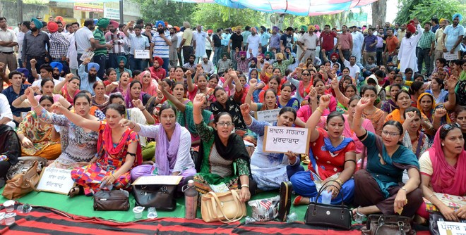 Computer teachers hold protest rally