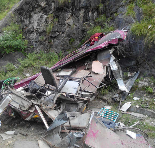 18 dead as bus falls into gorge in Himachal
