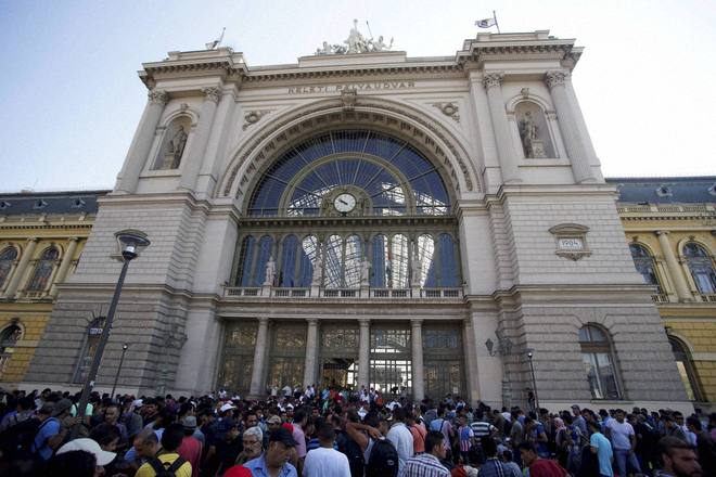 Hungary shutters Budapest train station