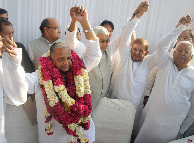 SP quits Janata Parivar, to contest Bihar polls alone